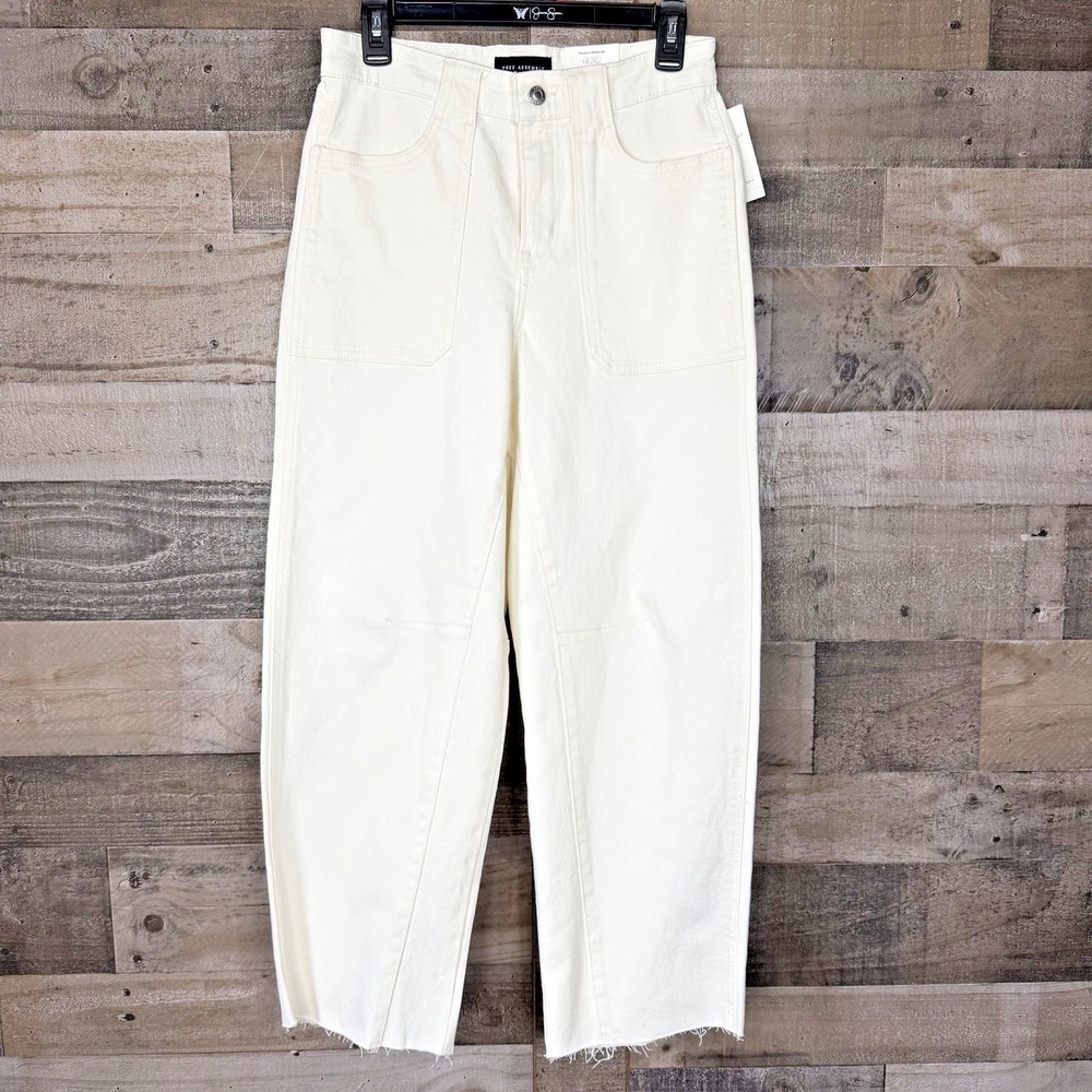 Free Assembly Women's Cropped Carpenter Barrel Jeans Size 2 Vanilla Cream Relax!